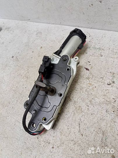 Доводчик двери багажника