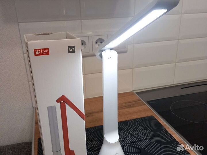 Лампа настольная белая