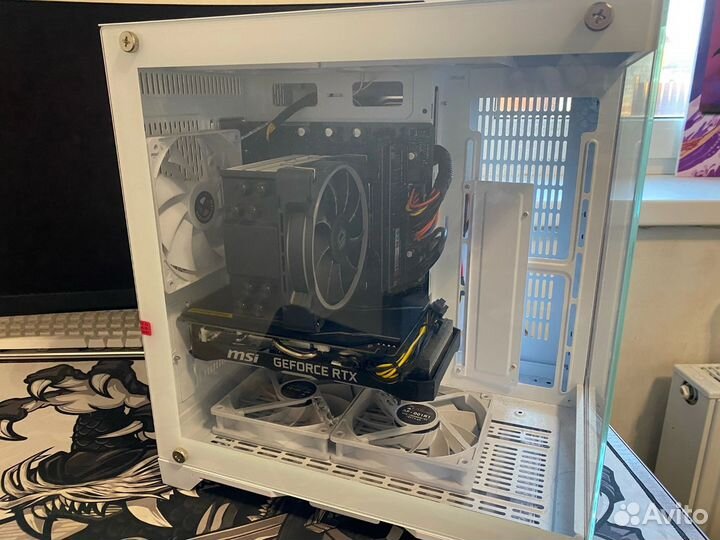 Игровой компьютер с монитором и клавиатурой