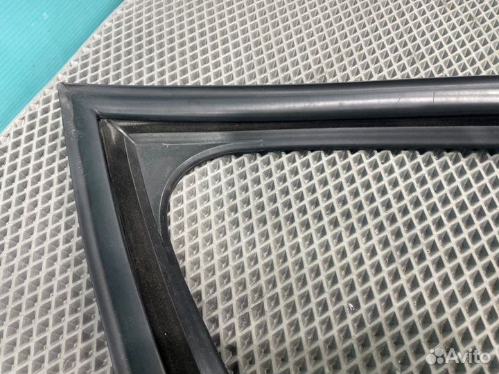 Уплотнитель стекла двери передний левый Skoda