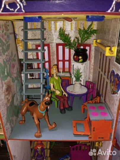 Кукольный домик с мебелью и игрушками