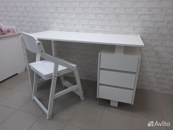 Стол письменный и стул детский