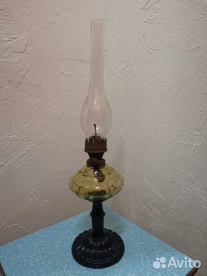 Старинная лампа на ножке керосиновая Двухцветная