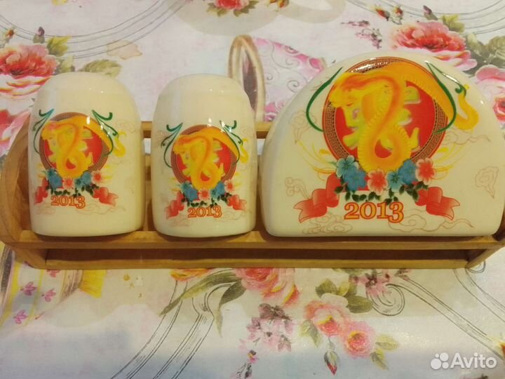 Отдам набор из подставки для салфеток и перечницы