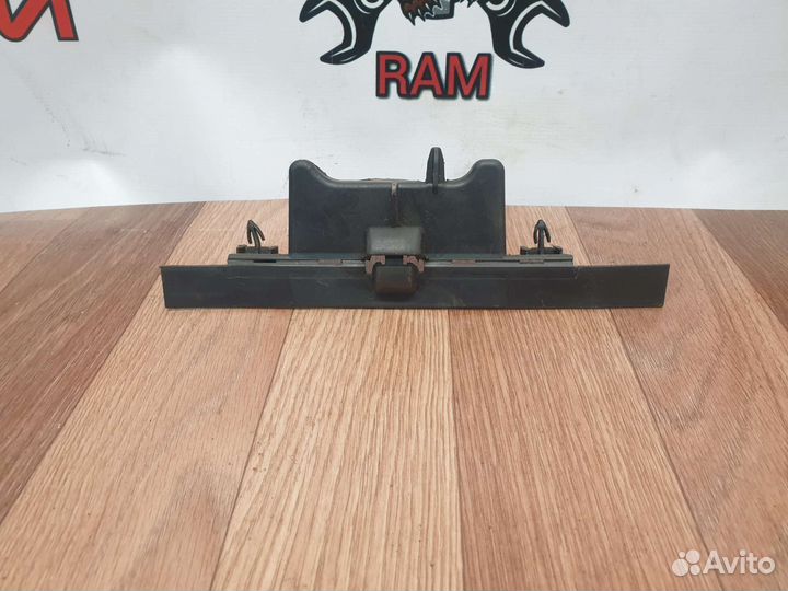 Кронштейн радиатора передний правый Renault Kaptur