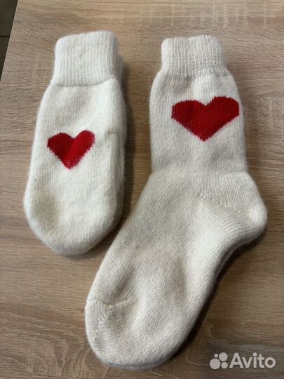 Комплект подарочный варежки и носки с сердечками