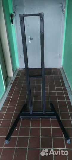 Стойка для телевизора на колесах