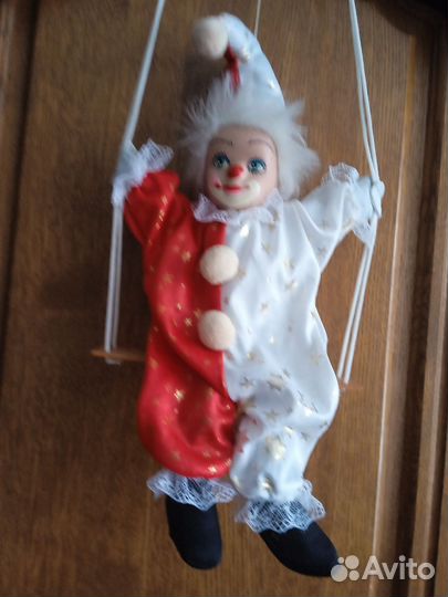 Клоун на качелях