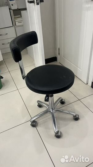 Стул на колесиках