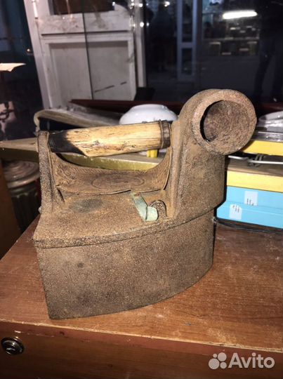 Старинный угольный утюг