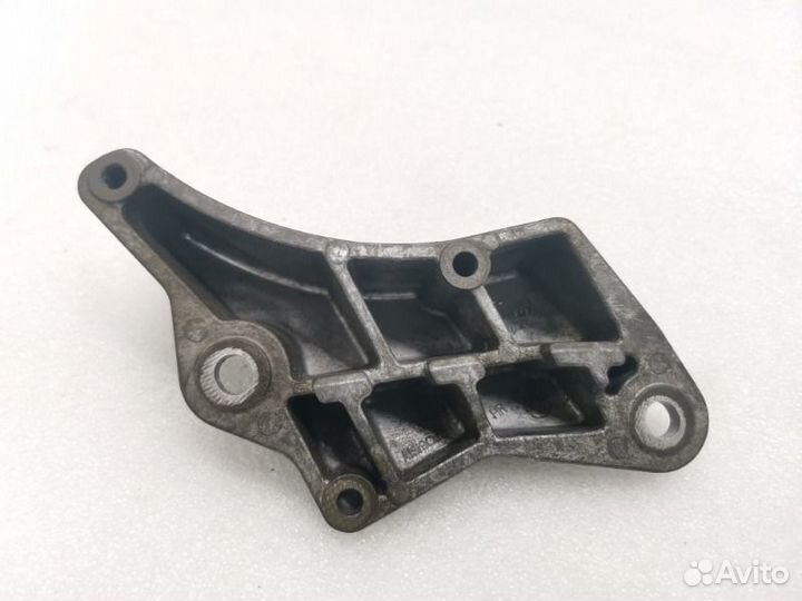 Кронштейн АКПП правый Audi A6 C7 2.0 TDI 2018