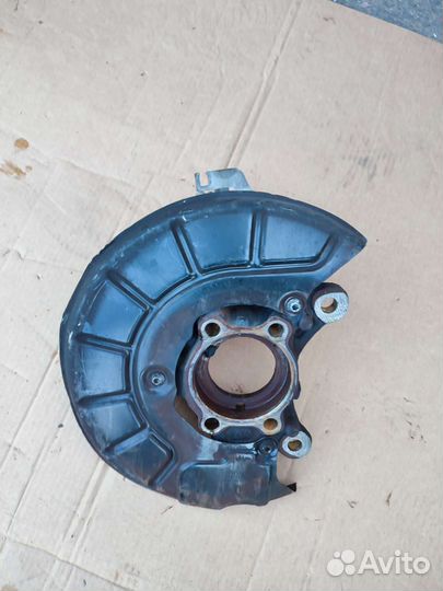 Кулак поворотный передний правый VW Caddy 3