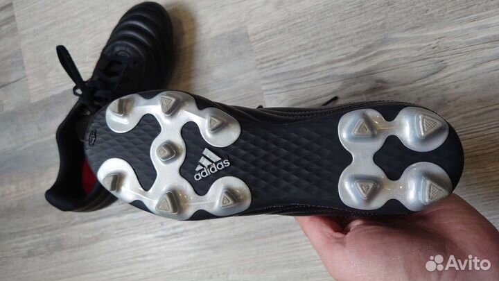 Футбольные бутсы adidas