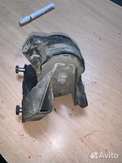 Подушка задняя МКПП vw t4 92г