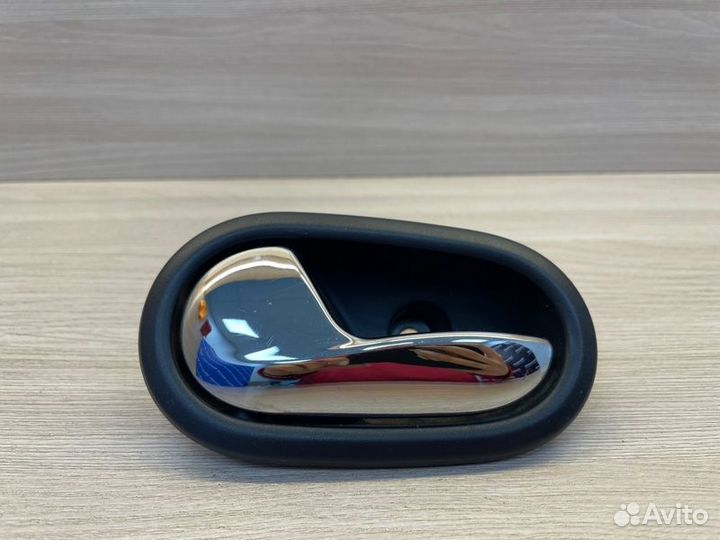 Внутренняя ручка двери левая Renault Logan