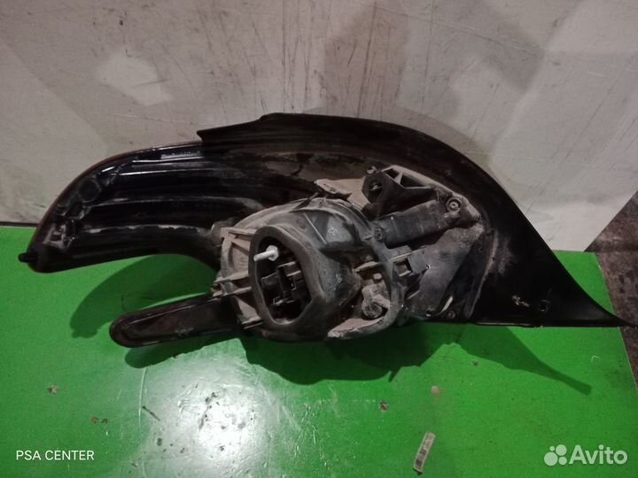 Фонарь правый Peugeot 208