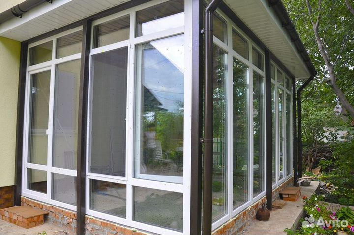 Пластиковые балконы с панорамным остеклением