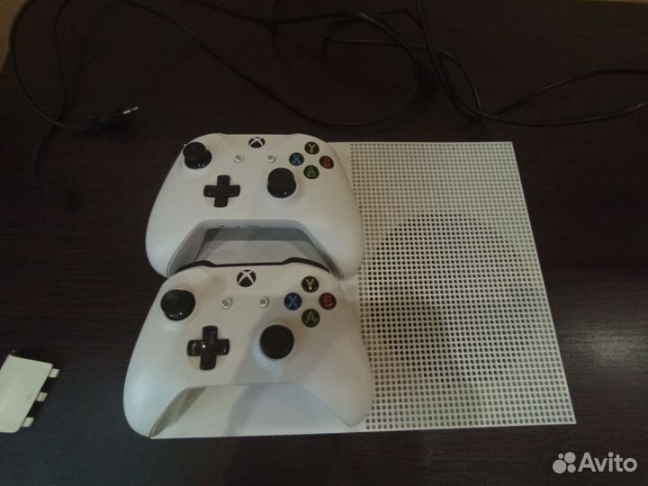 Xbox One s 2 геймпада