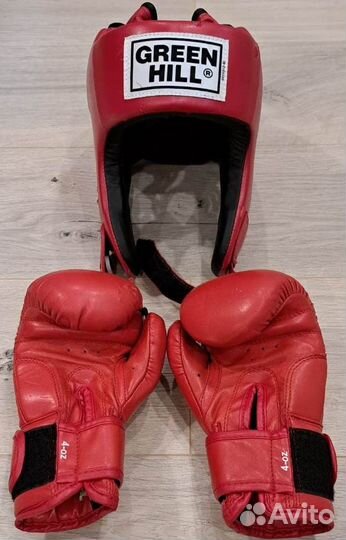 Боксерский шлем и перчатки