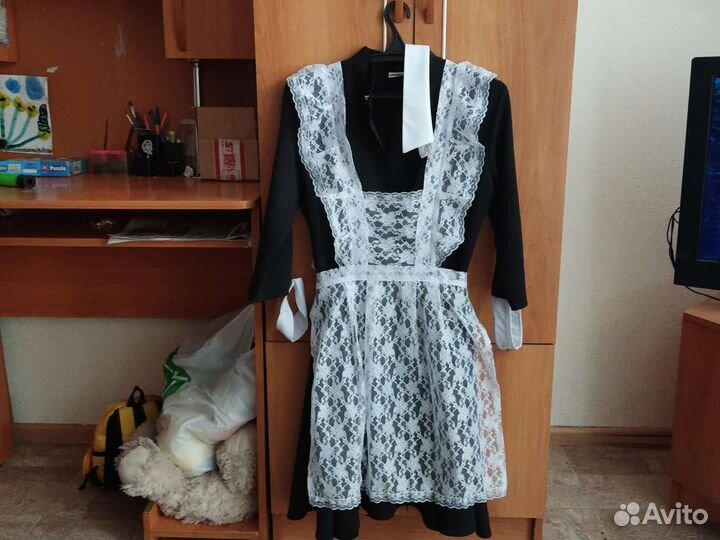 Белый школьный фартук и платье