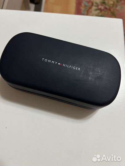 Солнцезащитные очки Tommy hilfiger