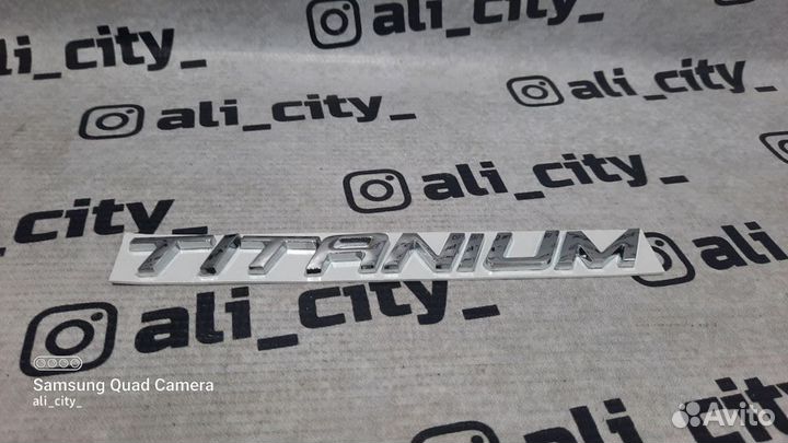 Шильдик Titanium не оригинал на форд 3
