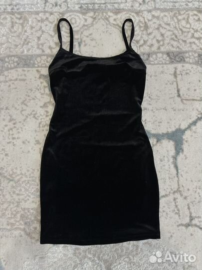 Черное платье на лямках