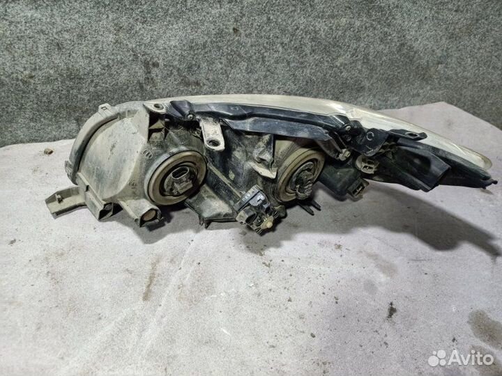 Фара передняя правая Toyota Corolla ZRE151