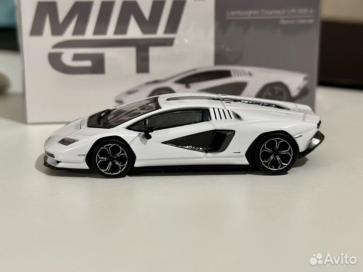 1:64 Mini GT Lamborghini Countach LPI 800-4