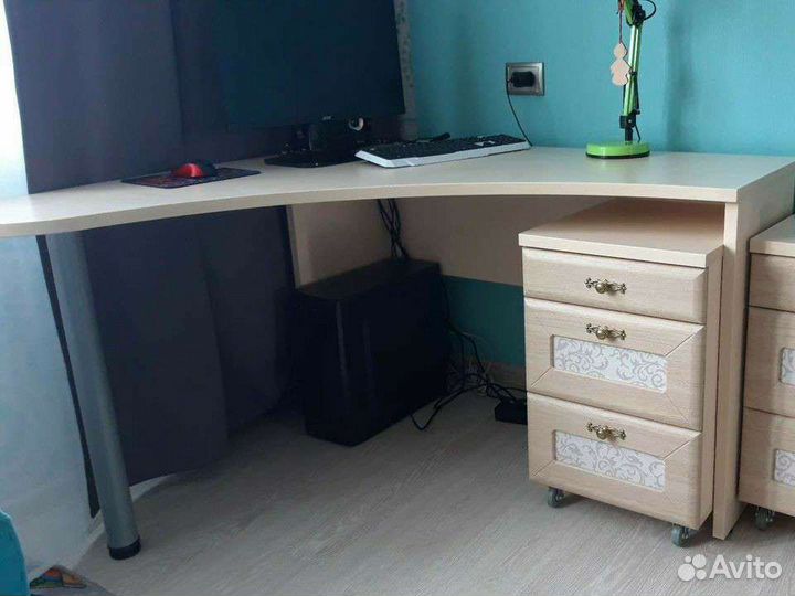 Угловой рабочий стол с полками