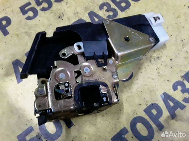 Замок двери задней левой Mitsubishi Carisma