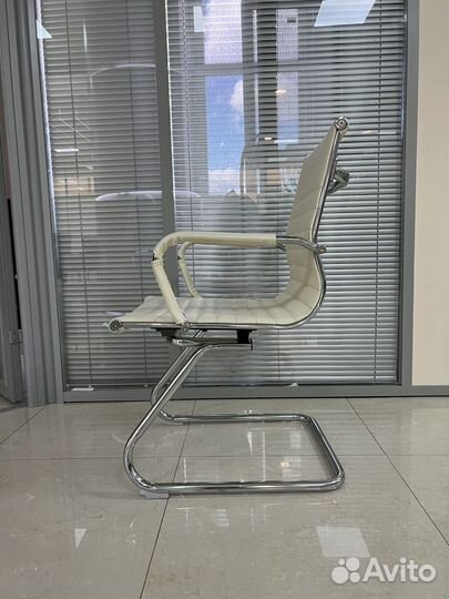 Кресло офисное для персонала б/у бежевое