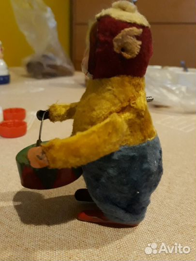 Игрушка заводная обезьянка