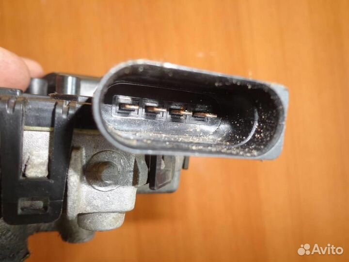 Моторчик стеклоочистителя передний VW Polo 5