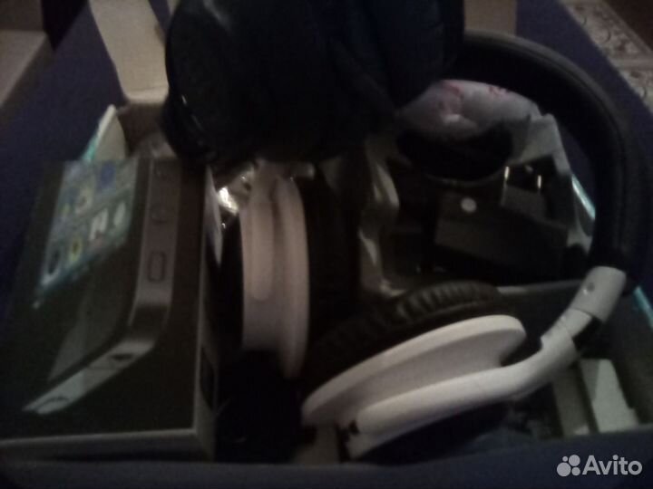 Большая коробка телефонной мелочевки