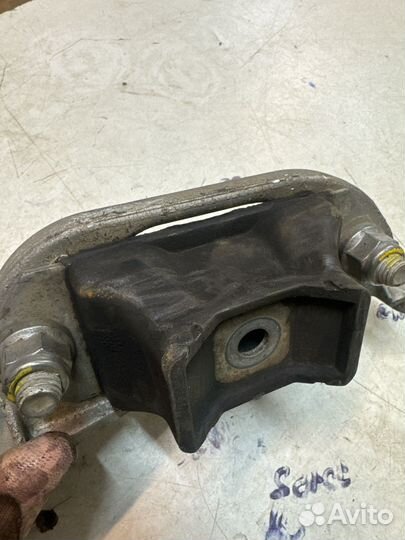 Кронштейн опоры кпп Renault Logan