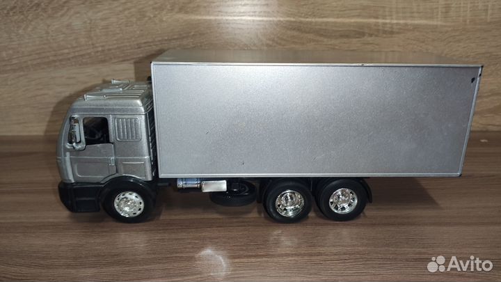 Модель грузовика Mercedes Benz 1835 New Ray 1/32