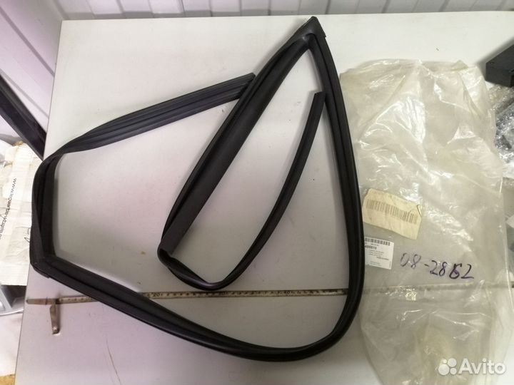 Уплотнитель стекла двери передней правой Antara 20