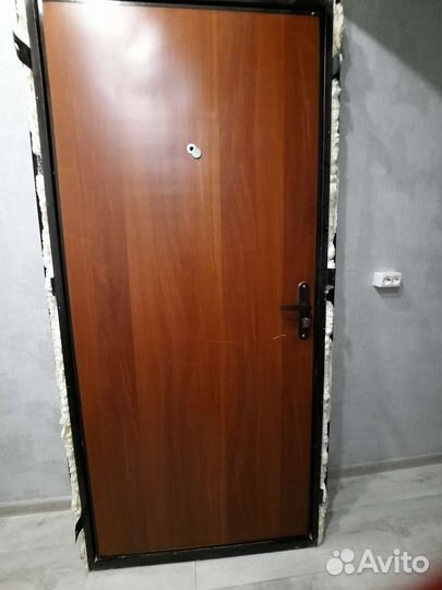 Дверь входная металлическая от застройщика