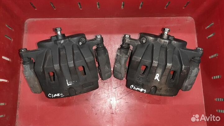 Передние двухпоршневые суппорта Toyota camry
