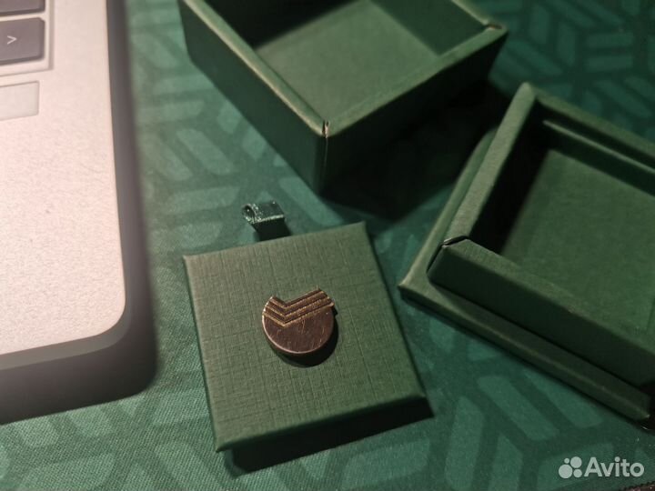 Значек Сбербанк в коробке