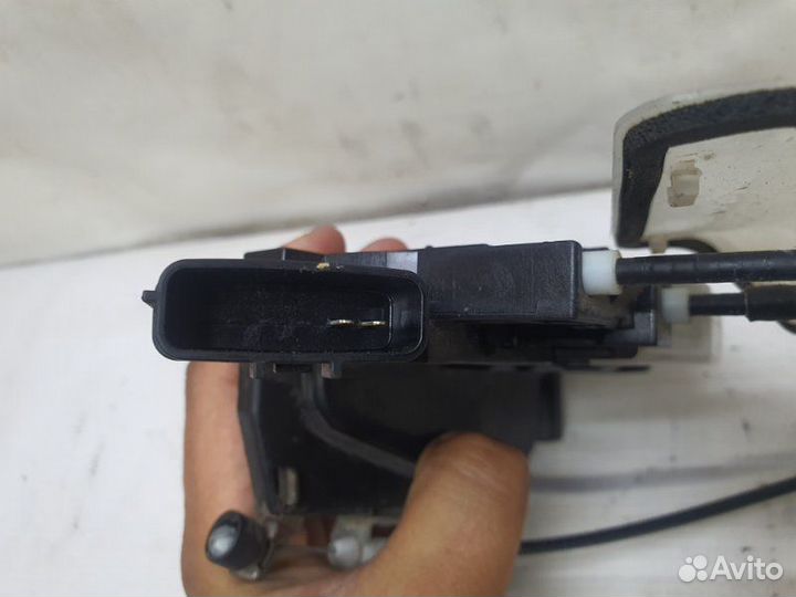 Замок двери передний левый Nissan Skyline седан