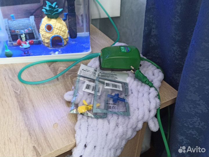 Аквариум + рыбки гуппи