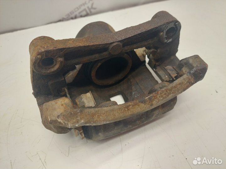 Суппорт передний левый Nissan Juke 1 1.6 HR16 MT