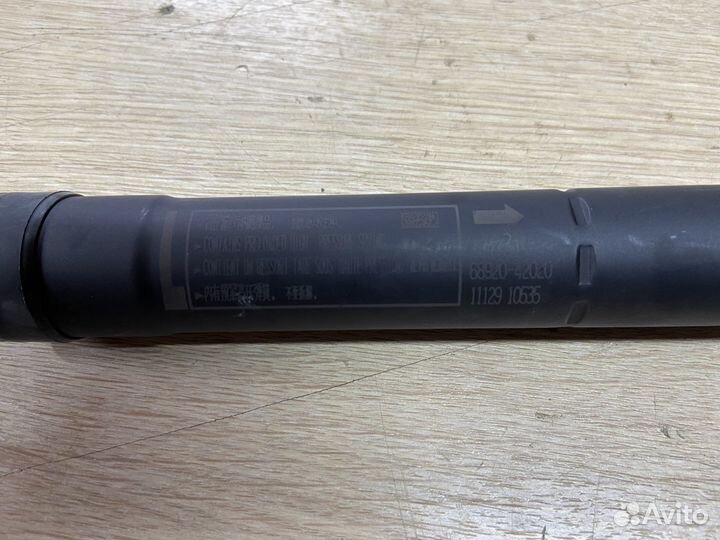 Амортизатор крышки багажника левый Toyota Rav4 50