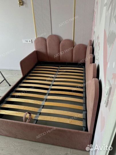 Кровать с ящиками для хранения