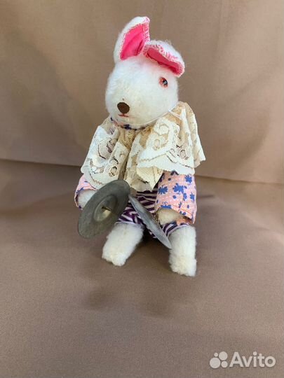 Механическая игрушка заяц, кролик с тарелками