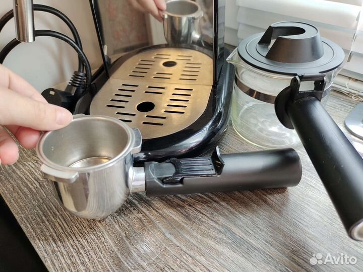 Кофеварка рожковая Redmond RCM-1521 черный