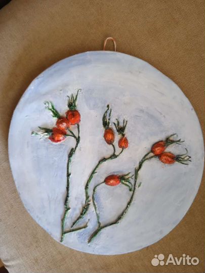 Ботанический барельеф шиповник