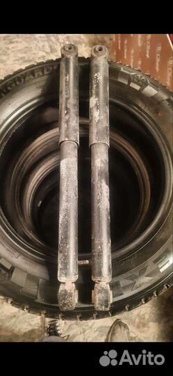 Задний амортизатор mitsubishi delica KYB 443284